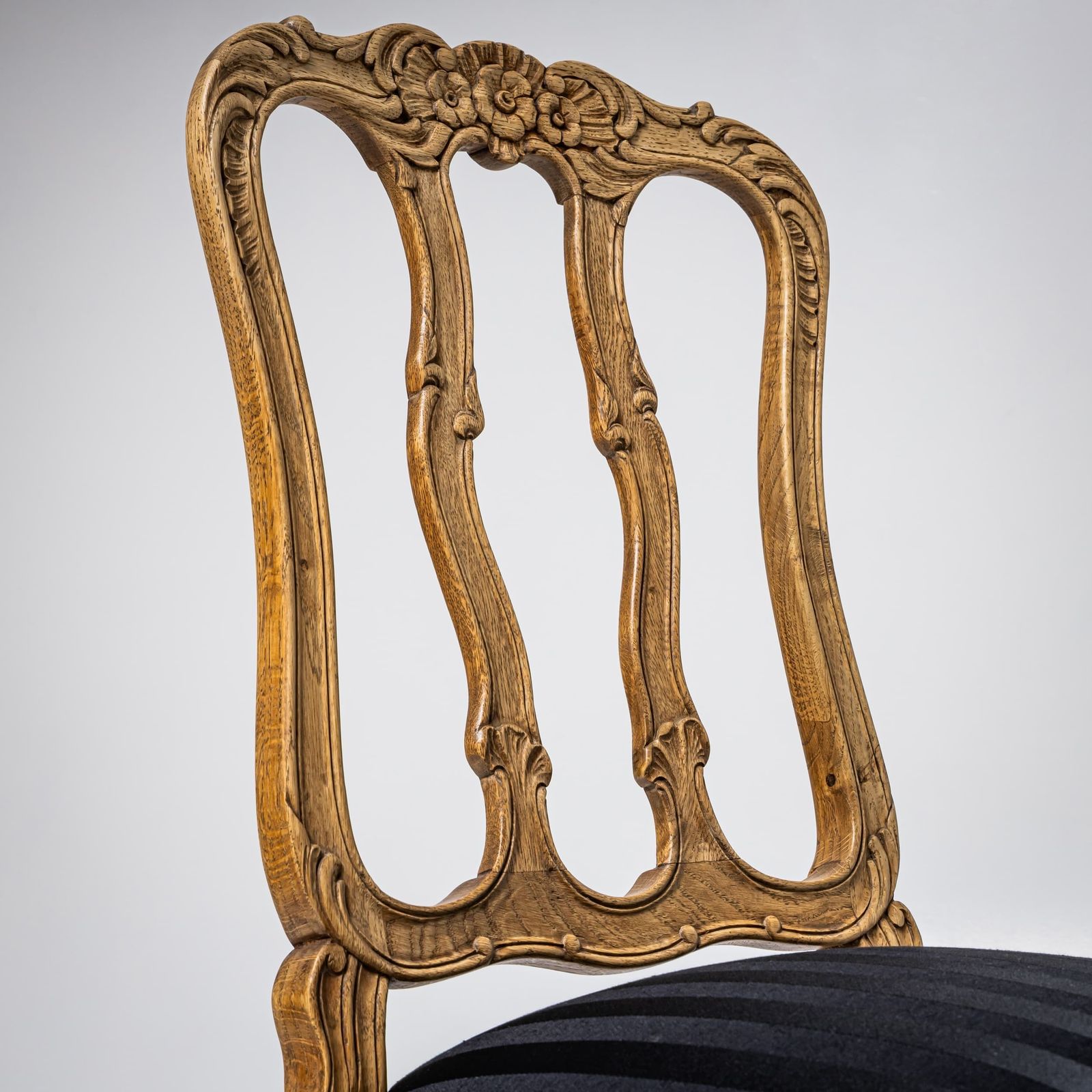 photo furniture Set Van Zes Stoelen En Twee Fauteuils In Louis XV Stijl, 20e Eeuw