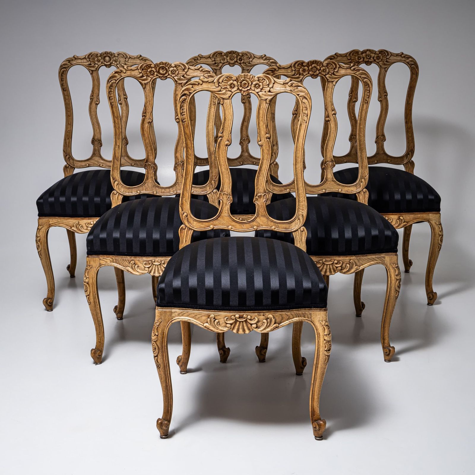 Set Van Zes Stoelen En Twee Fauteuils In Louis XV Stijl, 20e Eeuw