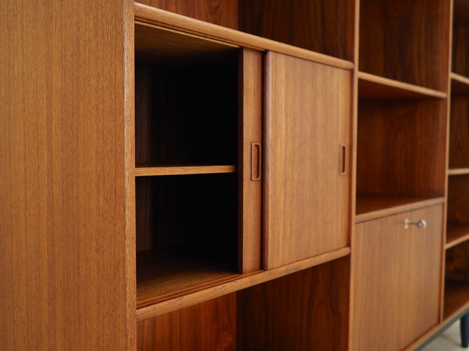 photo furniture Teak Bookcase, Danish Design, 1970s, Production: Kjeld Bundgard