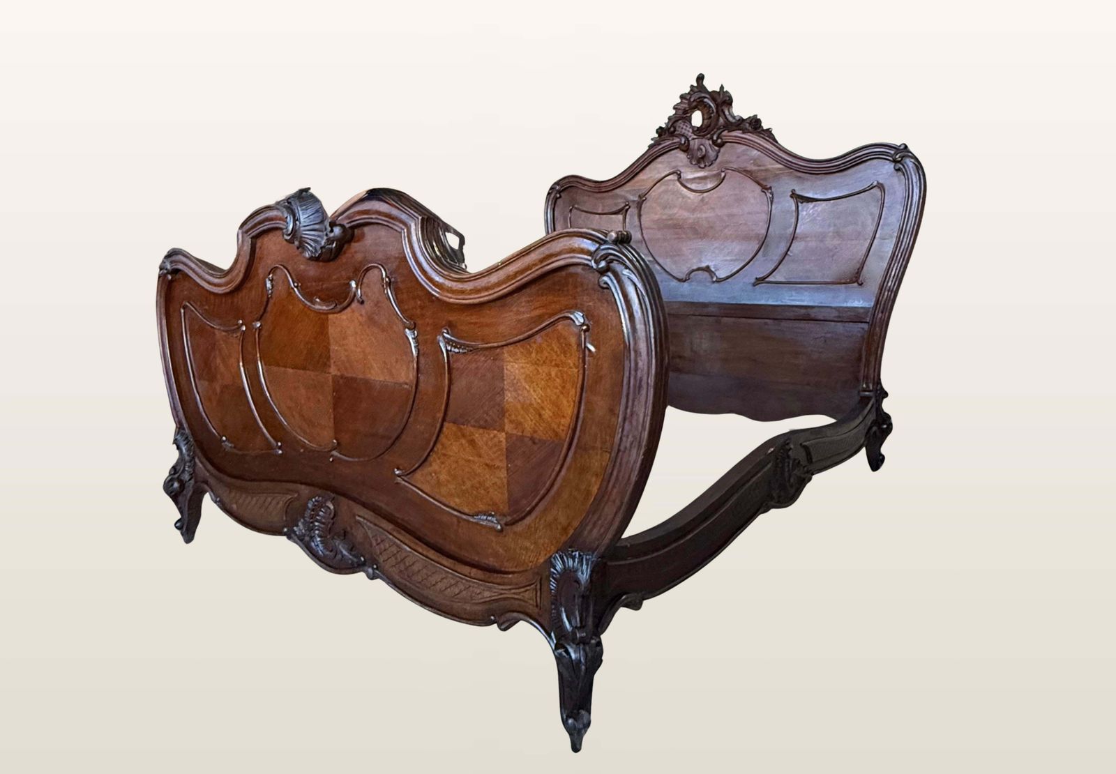 Lit de style Louis XVI en noyer massif sculpté, Full/Queen Size photo for sale