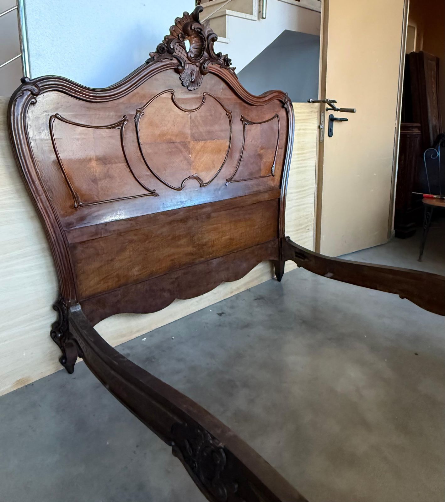 photo for sale Lit de style Louis XVI en noyer massif sculpté, Full/Queen Size