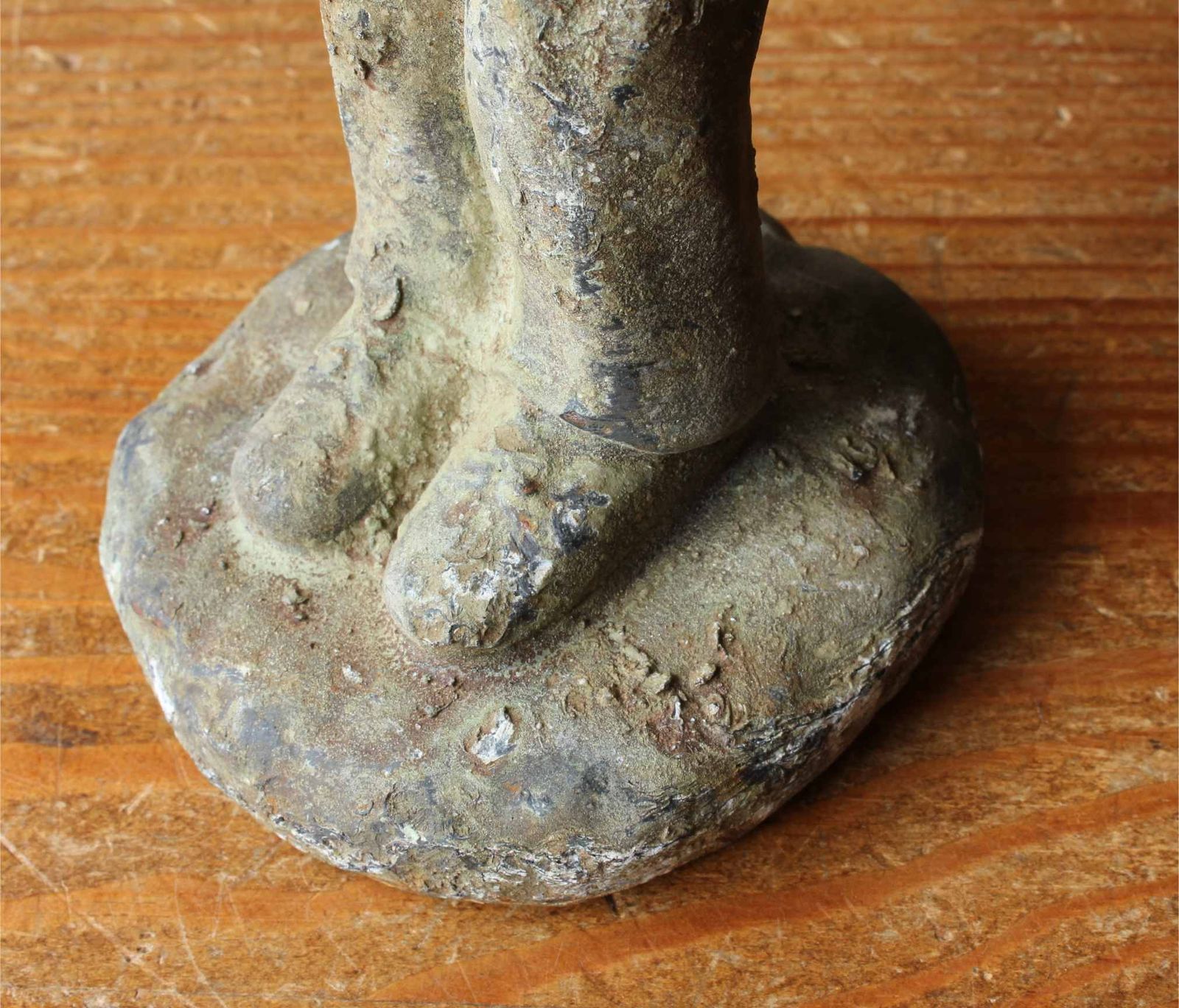photo vinterior Man In Top Hat Figure. Decorative Patinated Cast Iron Garden Ornament.