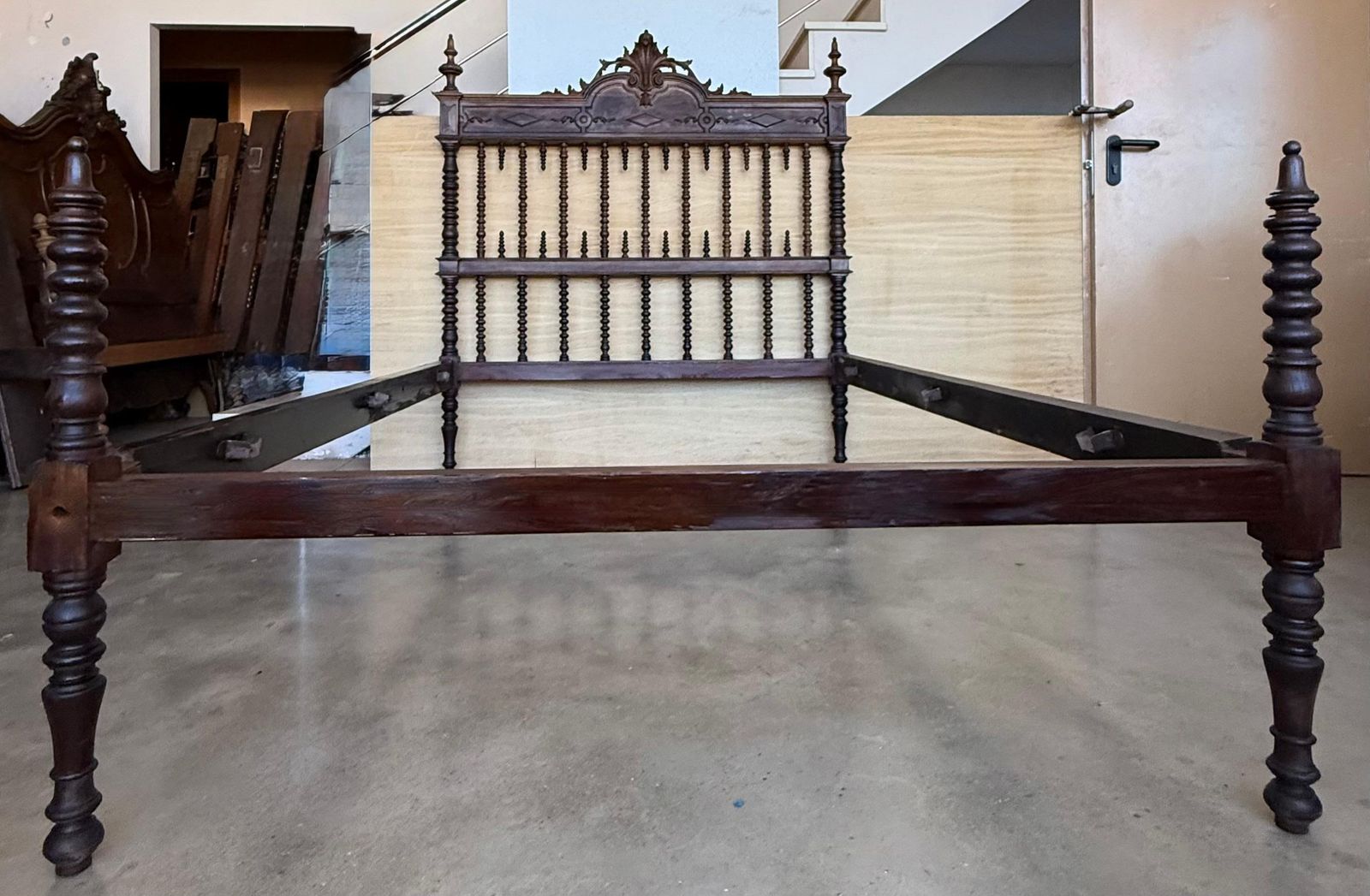 Early 20th Carved Medallions Queen Size Bed, Original Four Poster Lisbon Bed photo vinterior