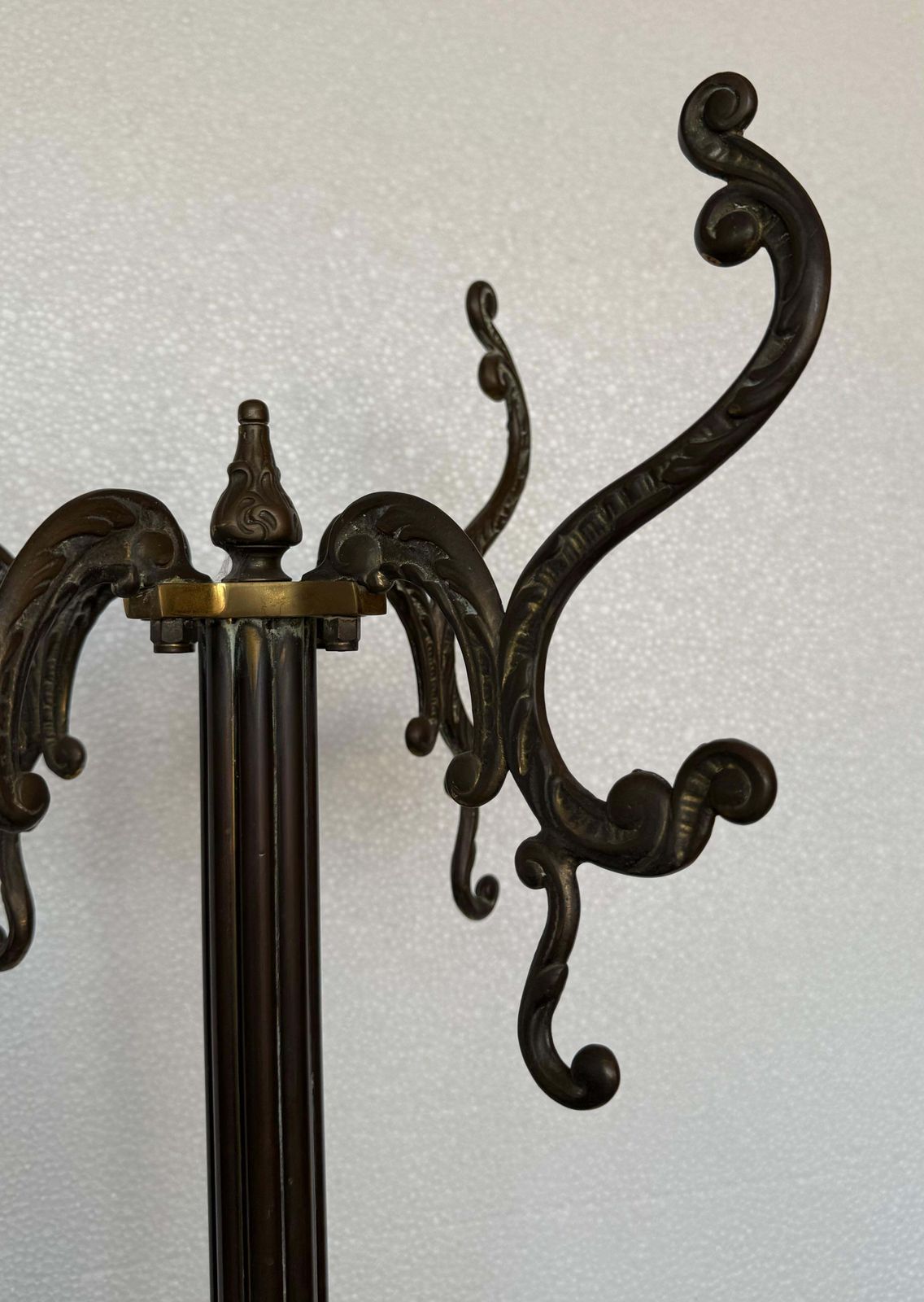 Porte-manteau Art Nouveau Belle Époque en bronze et laiton bruni, pieds en bronze à griffons photo vintage