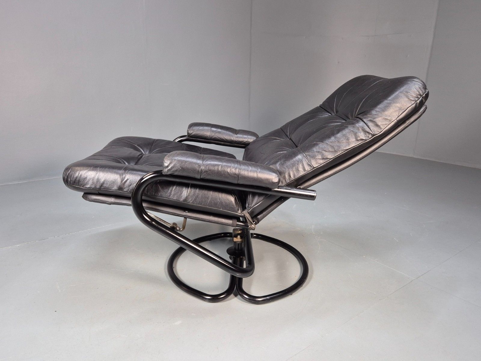 275.0 Vintage Danish 1980 Leather And Vinyl Swivel And Recline Chair Retro Eb9894 Mswi photo