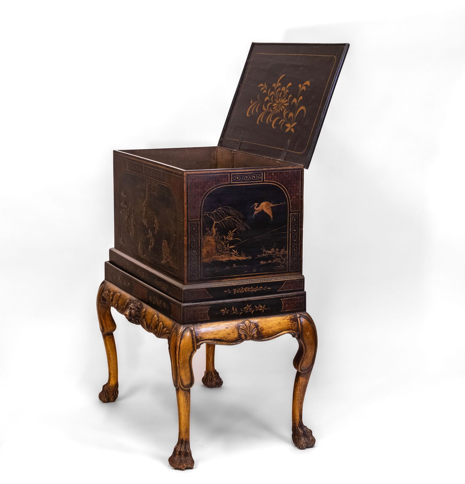 photo vintage Early 20th Century Black & Gilt Japanned Chinoiserie Chest On Stand