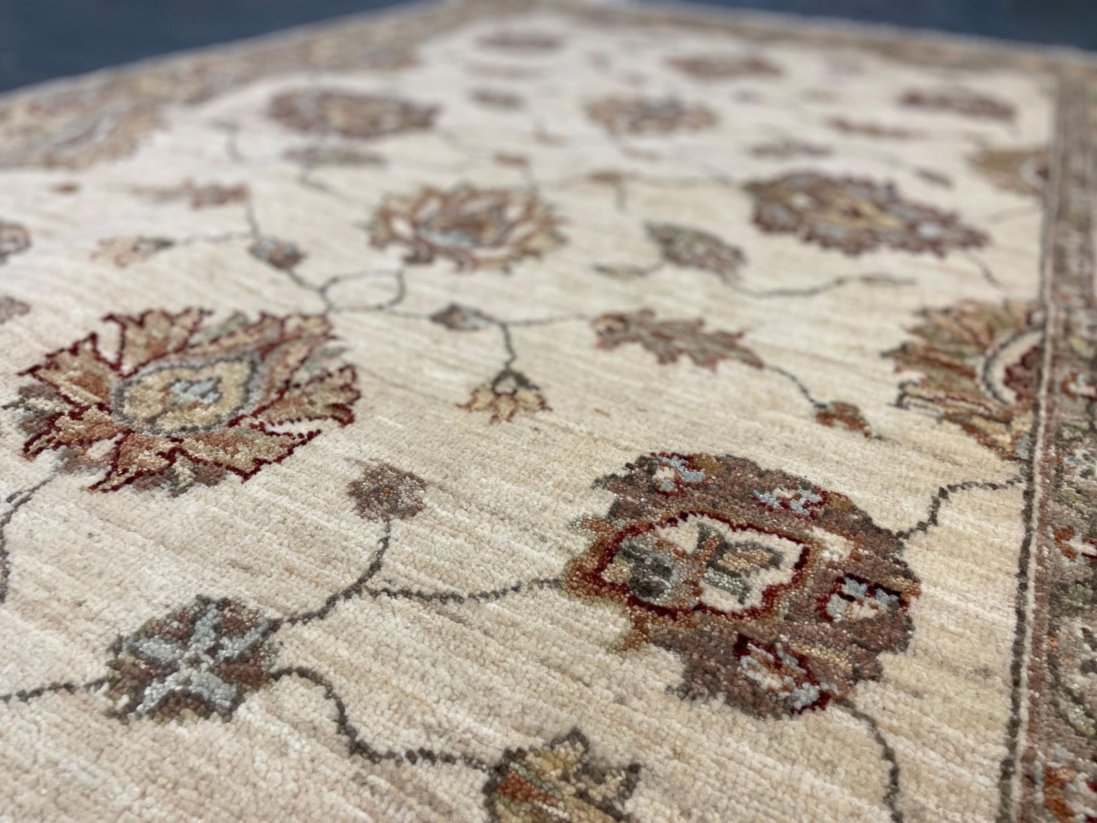 photo furniture Handmade Cream Wool Rug, Traditional Floral Carpet For Bedroom Living Room