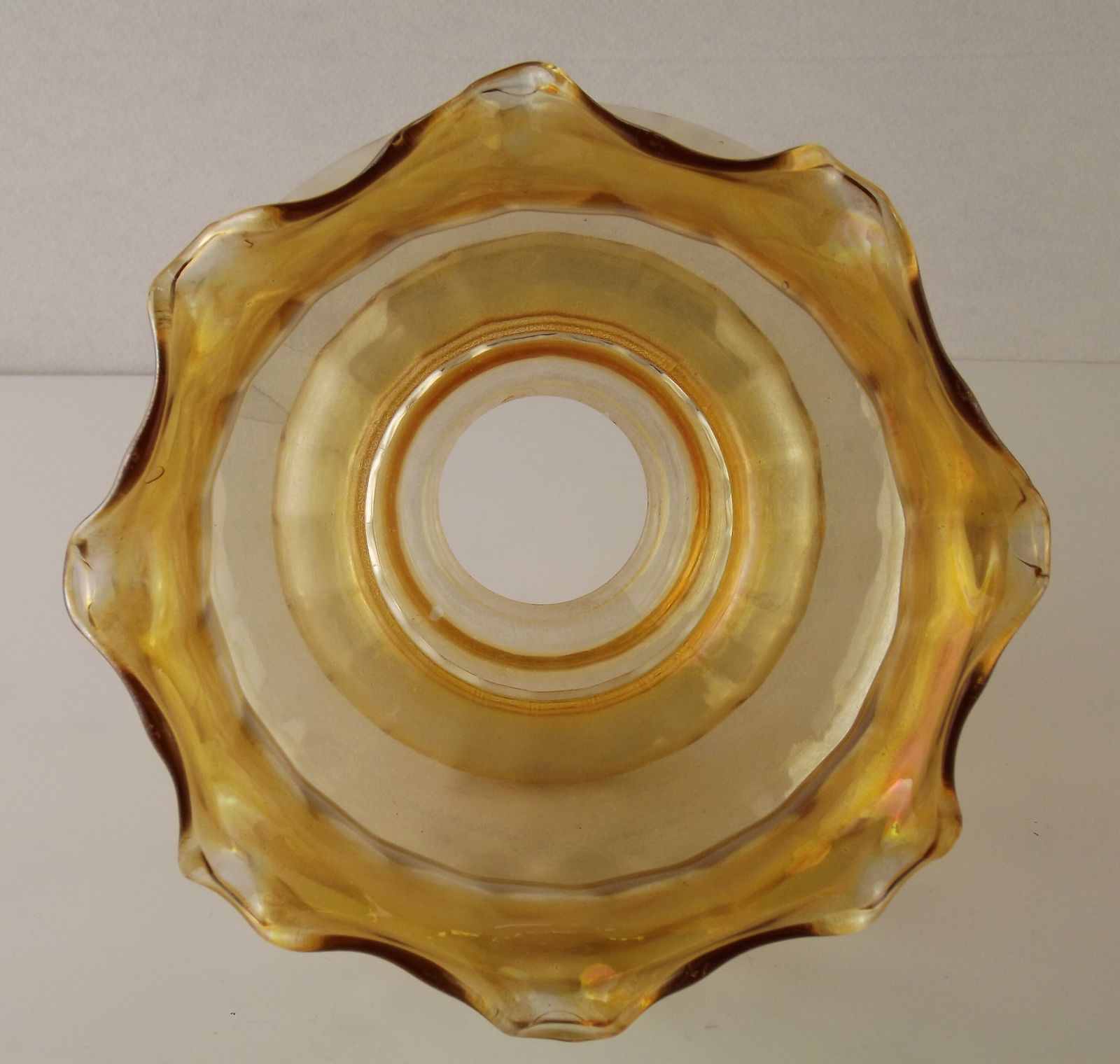 Grand abat-jour mid-century en verre ambré côtelé & bord festonné photo for sale