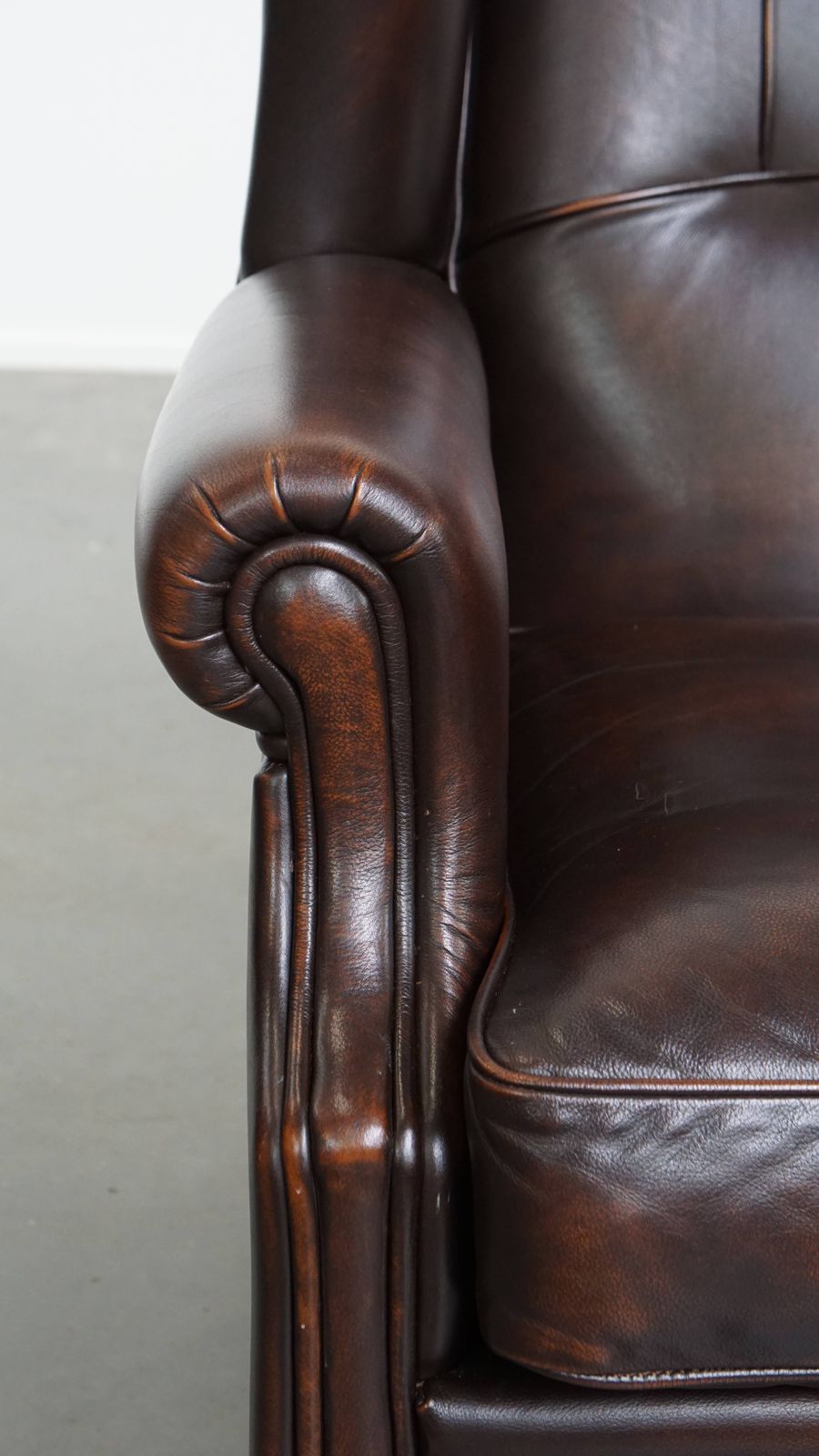photo furniture Engelse Stijl Wingback Fauteuil In Koeienhuidleer