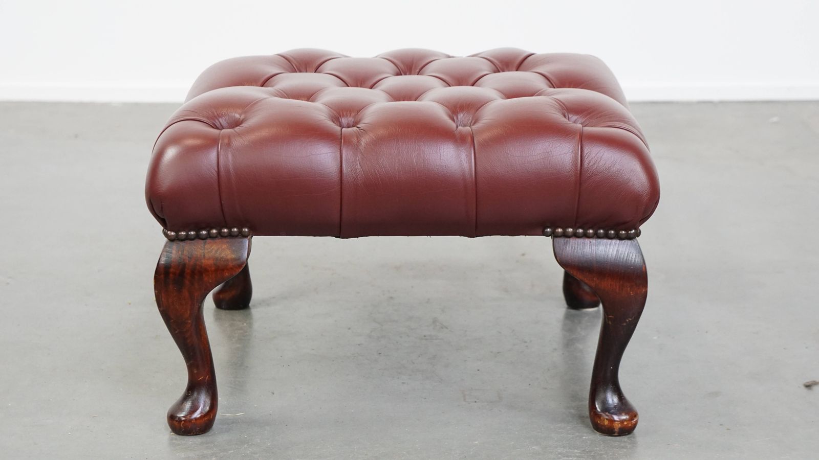 Elegant Red/Brown Chesterfield Stool Made Of Cowhide In Very Good Condition photo 367.0