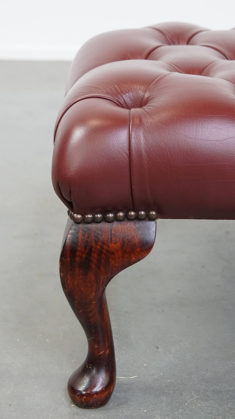 Elegante Rood/Bruine Chesterfield Poef Van Koeienhuid In Zeer Goede Staat photo buy