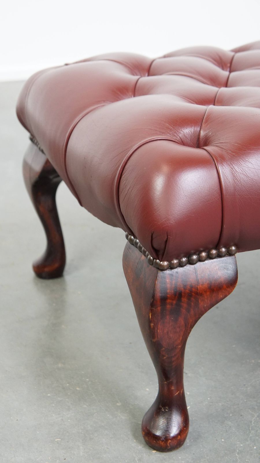 Meubels Elegante Rood/Bruine Chesterfield Poef Van Koeienhuid In Zeer Goede Staat photo