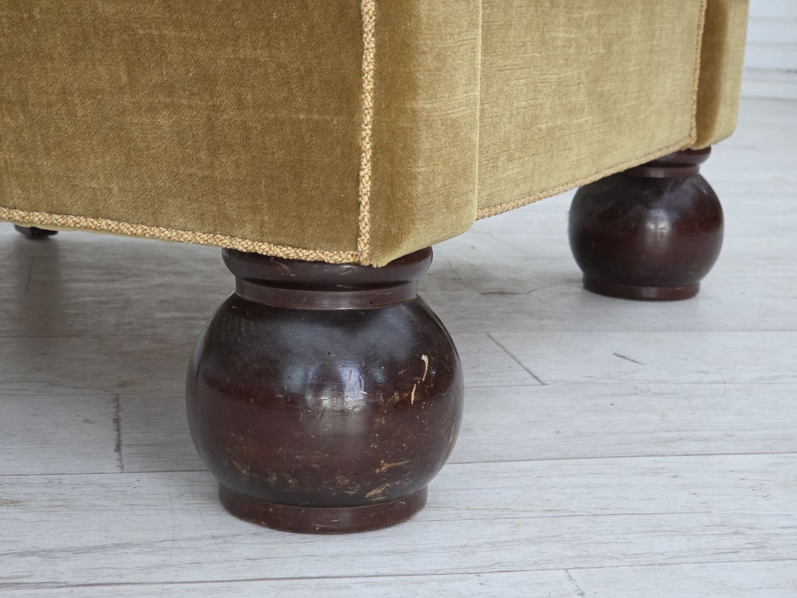 Jaren 1960, Deense Relax Fauteuil, Lichtgroen Meubelvelours, Eikenhouten Poten. photo 1290.0