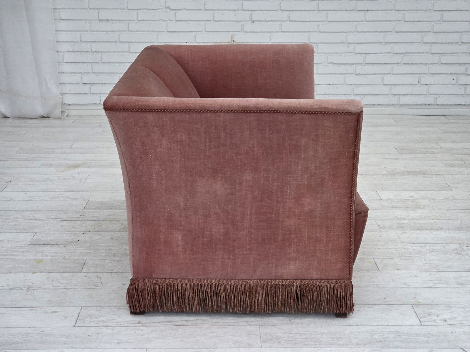 photo vintage 1970s, Danish 2 Seater Sofa, Original Salmon Pink Furniture Velour.