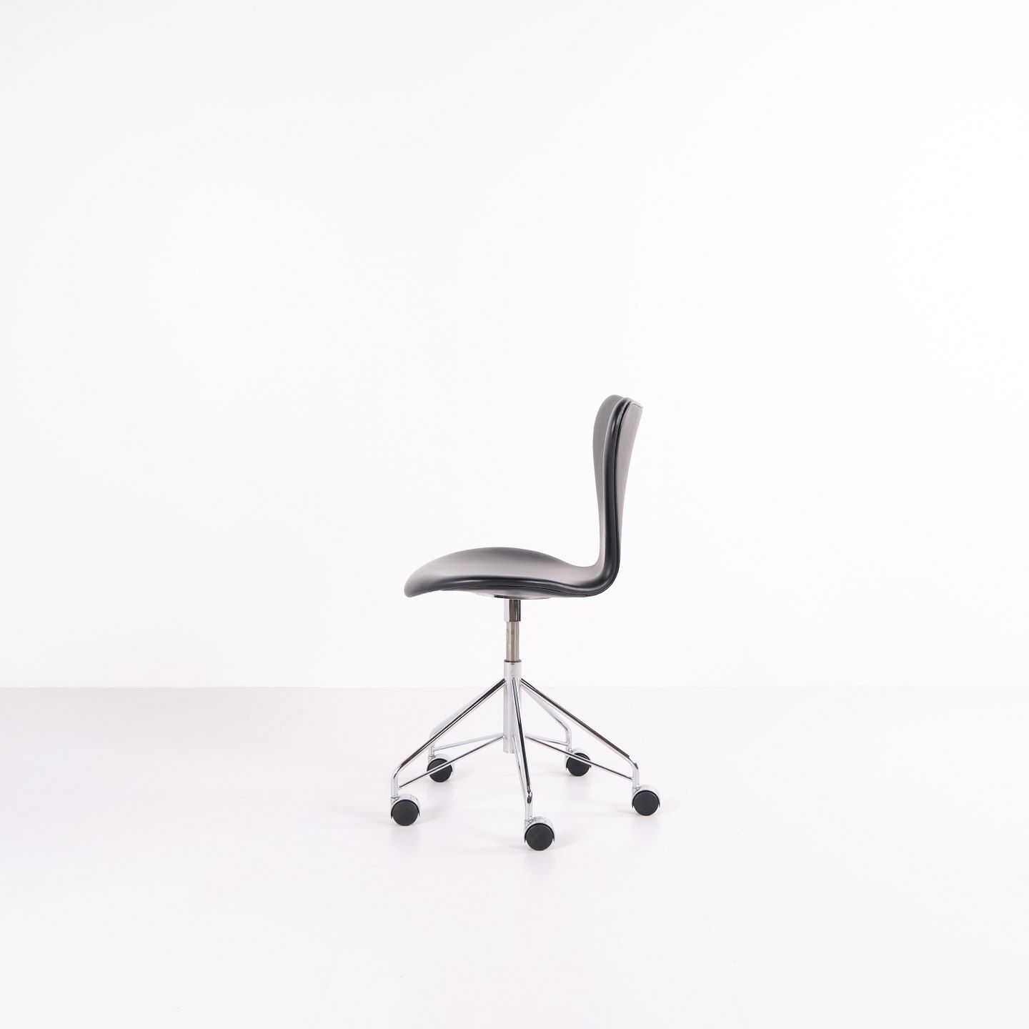 Seven Office Chair   Model 3117   Black Leather   Swivel Function   Arne Jacobsen   Fritz Hansen photo furniture