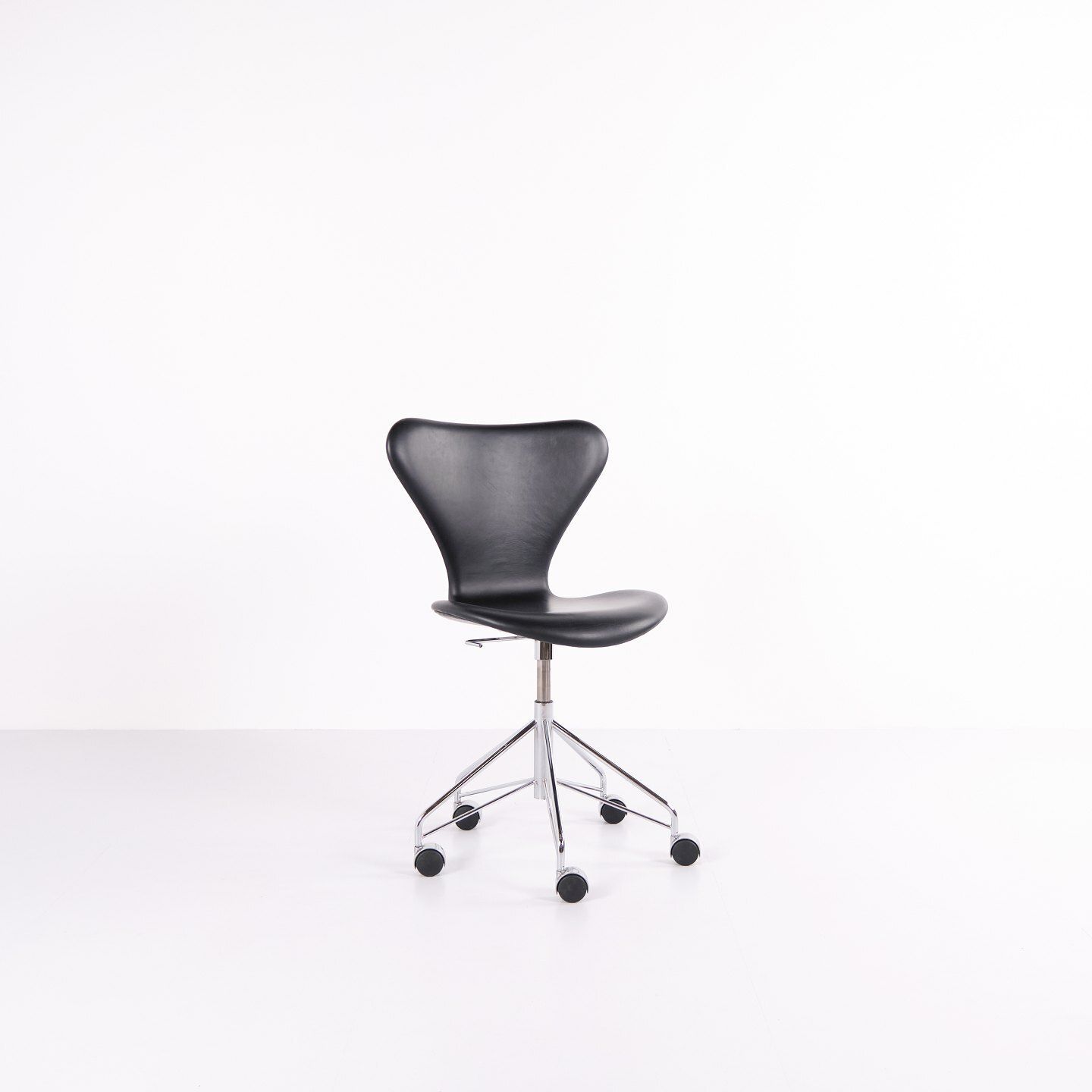 Seven Office Chair   Model 3117   Black Leather   Swivel Function   Arne Jacobsen   Fritz Hansen photo Furniture