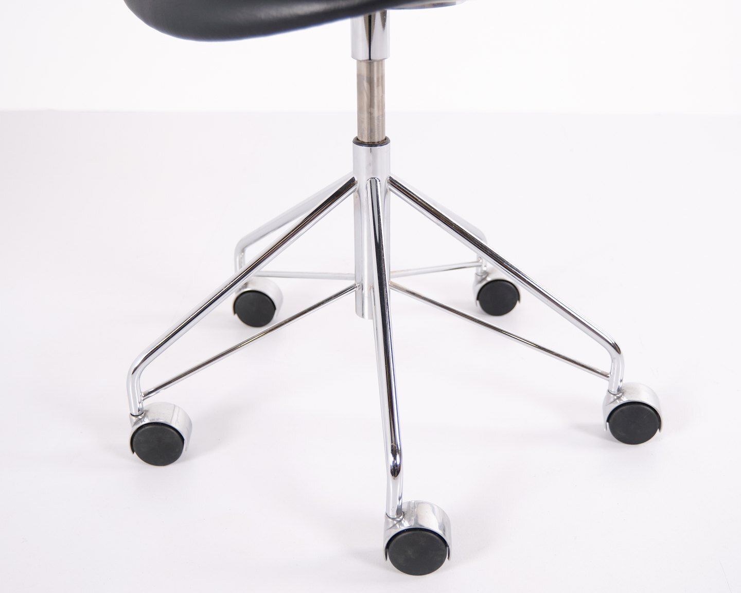 Seven Office Chair   Model 3117   Black Leather   Swivel Function   Arne Jacobsen   Fritz Hansen photo buy