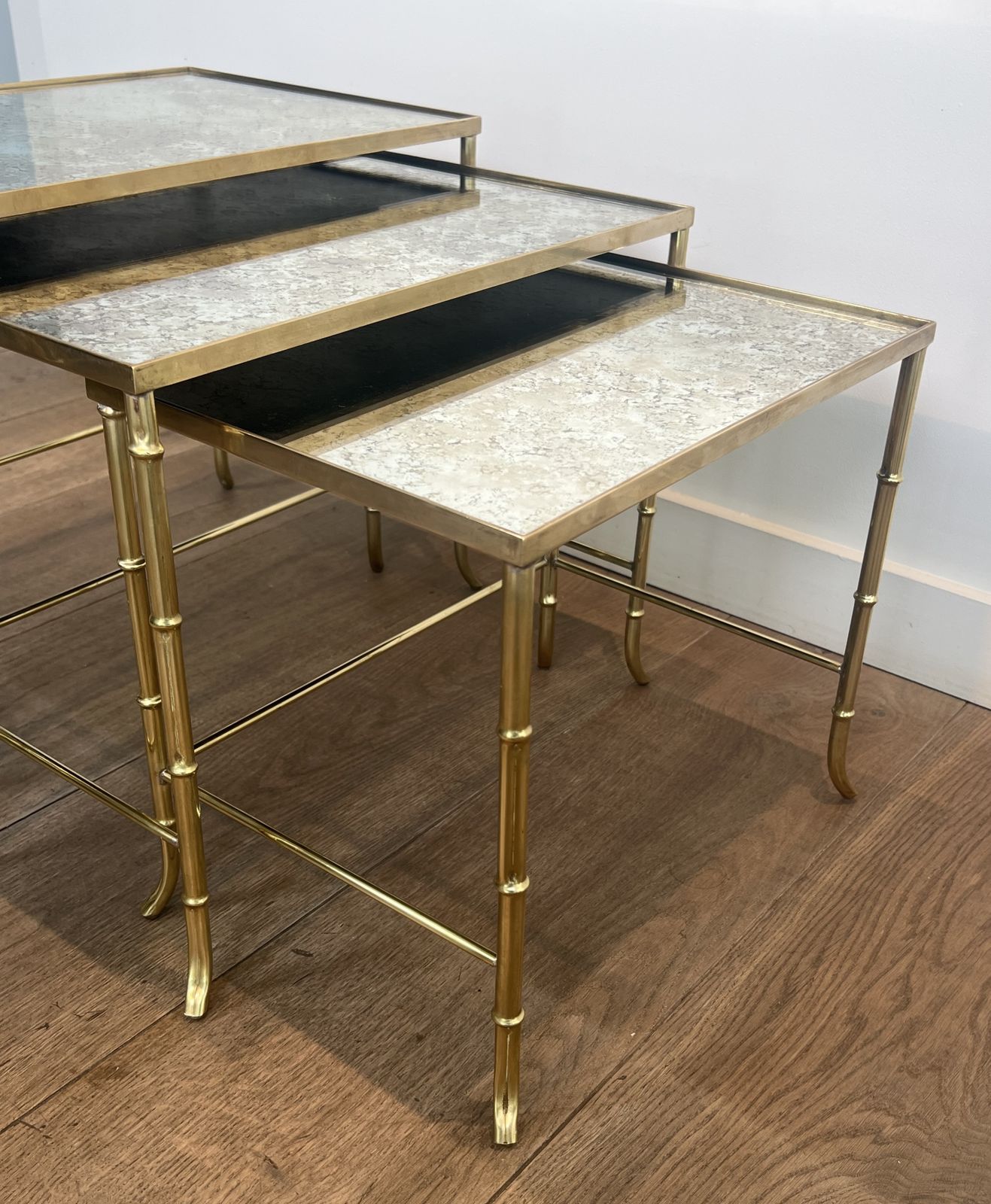 Set Of Nesting Tables In Faux Bamboo Style, Brass With Eglomisé Glass Top By Maison Baguès photo vintage
