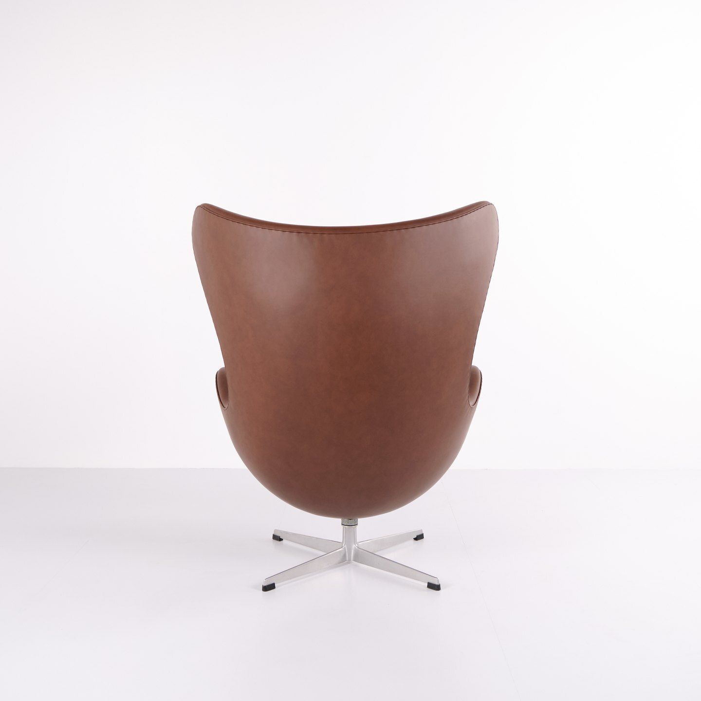 The Egg   Model 3316   Brown Leather   Arne Jacobsen   Fritz Hansen photo for sale