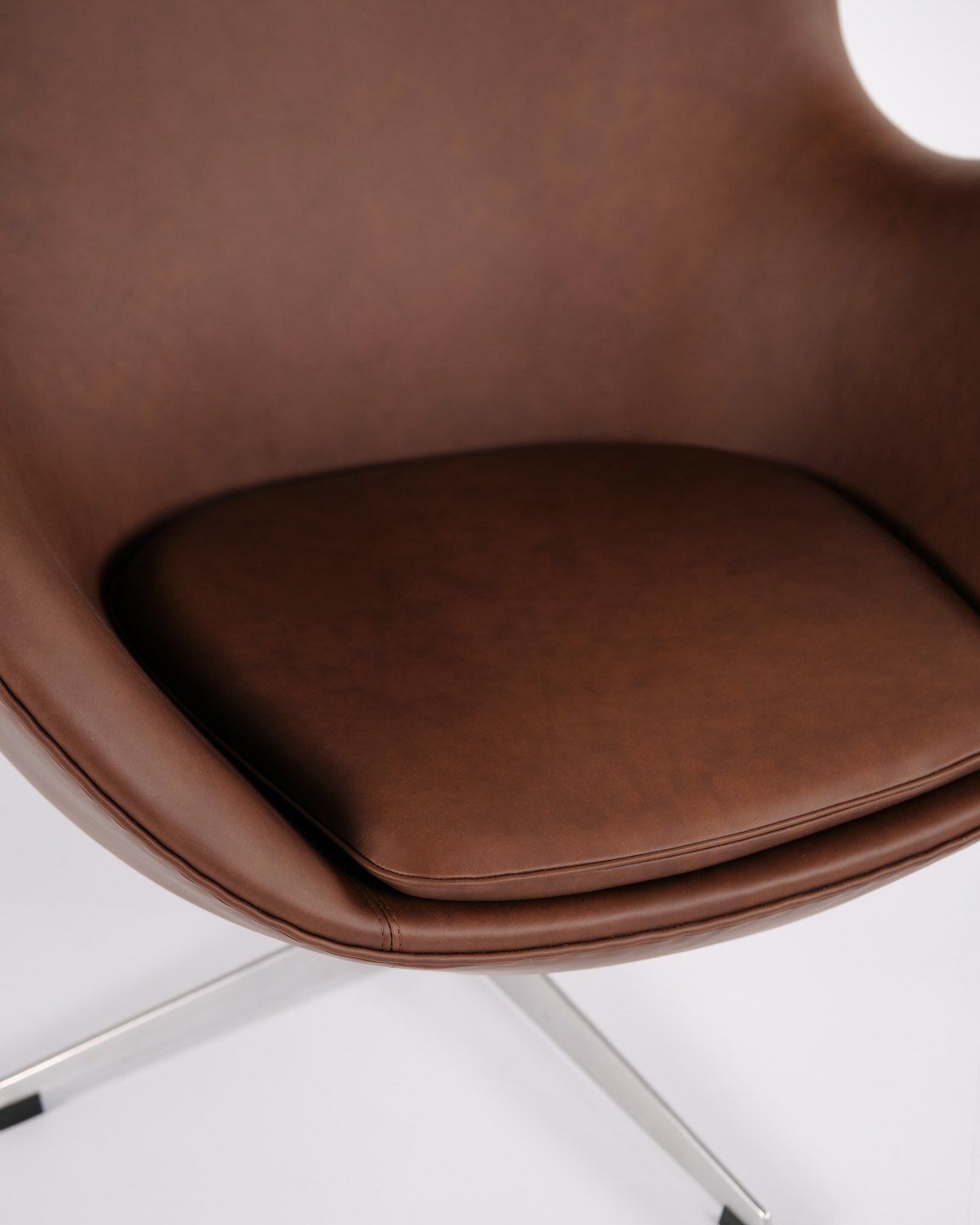 The Egg   Model 3316   Brown Leather   Arne Jacobsen   Fritz Hansen photo vintage