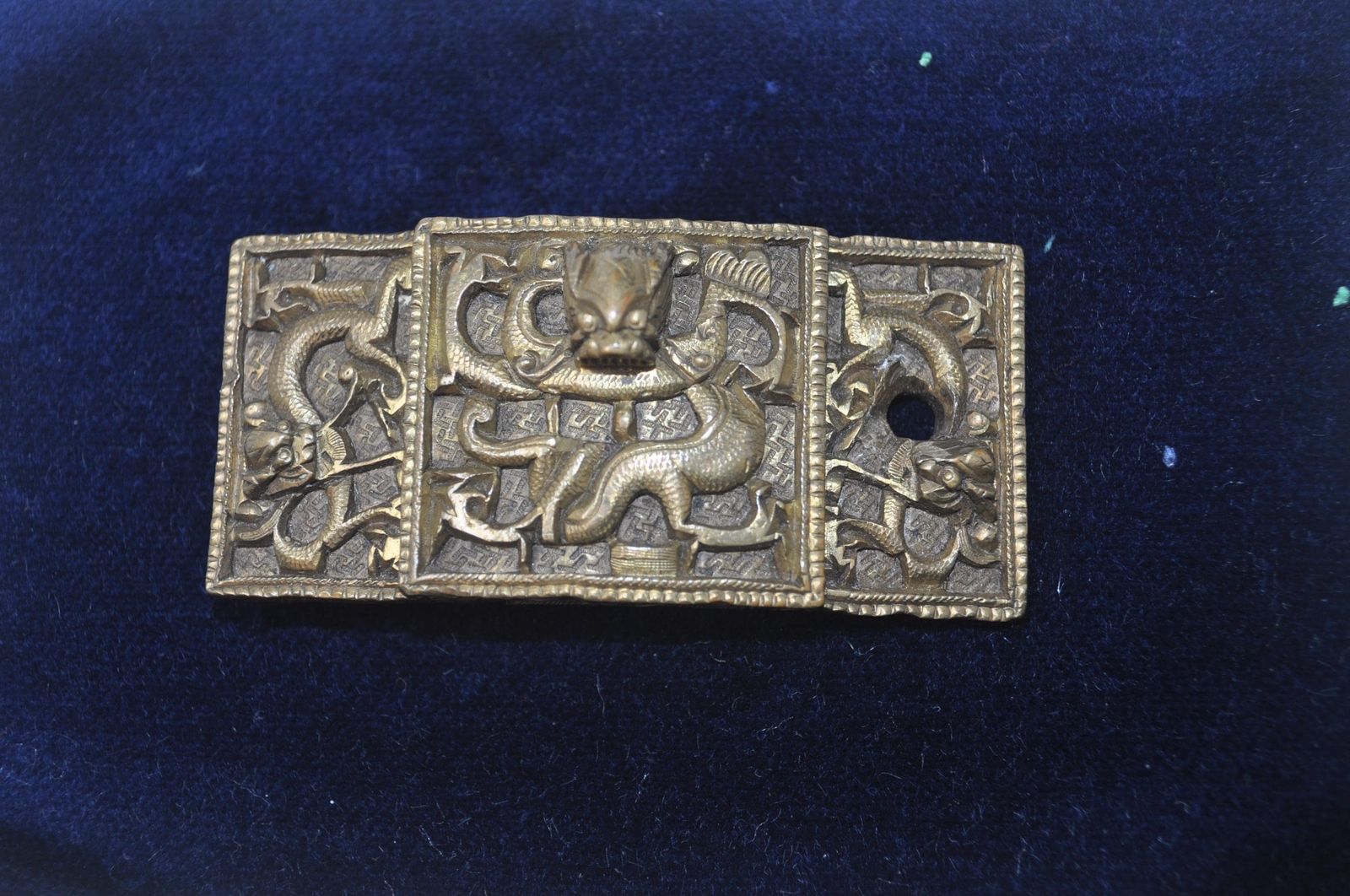 Gordelgesp China, Chinese bronzen draak gordelgesp - Daigou kledinghaak - Boeddhistische draak in reliëf - Oosters metaalwerk photo vinterior
