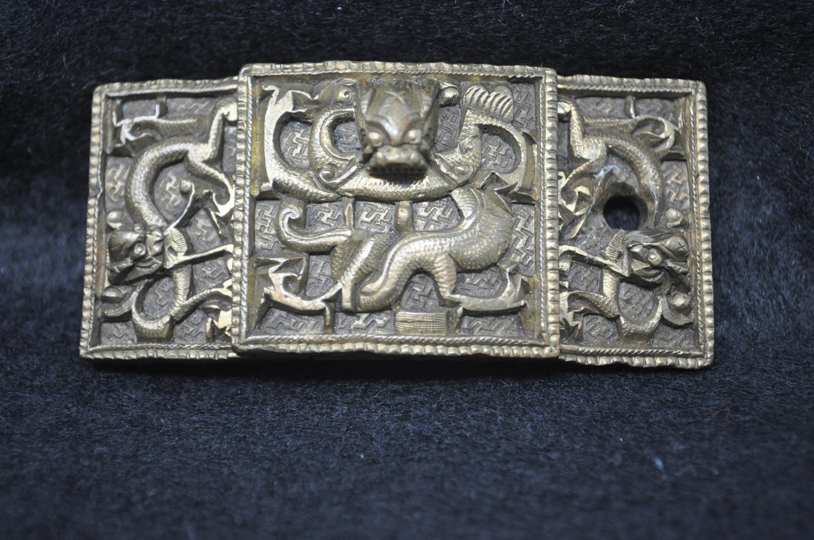 photo for sale Gordelgesp China, Chinese bronzen draak gordelgesp - Daigou kledinghaak - Boeddhistische draak in reliëf - Oosters metaalwerk