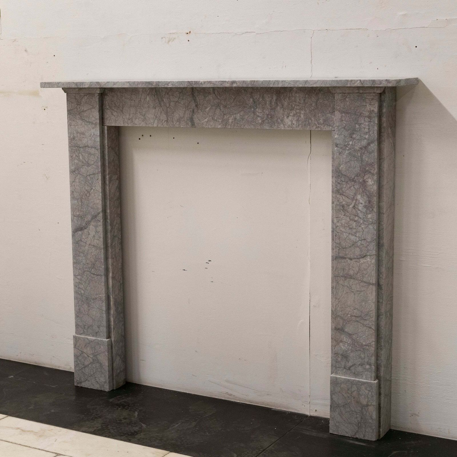 photo vintage Early Georgian Style Grey Marble Fireplace Surround