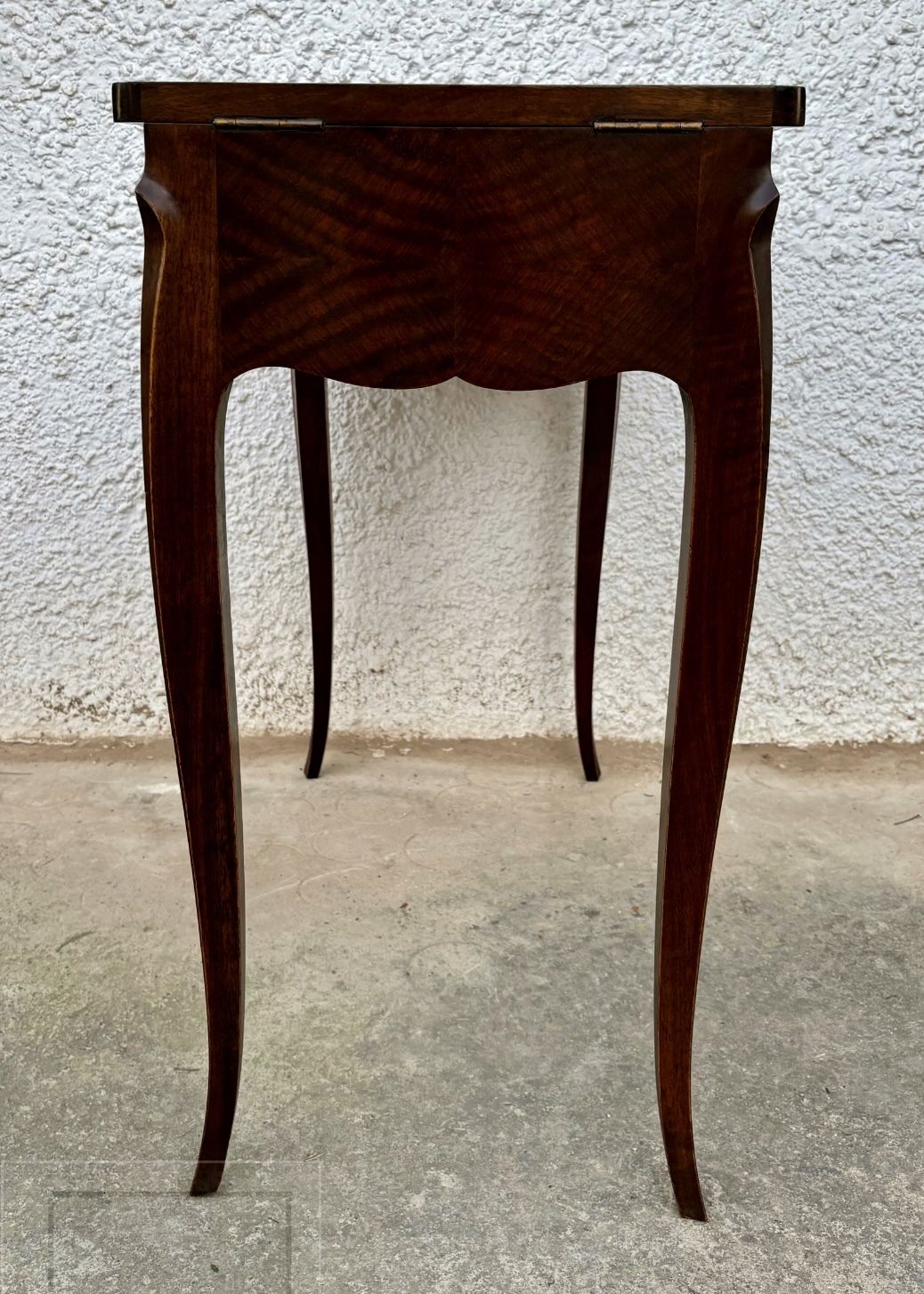 photo furniture Elegant Early 20th Century French Vanity Table With Folding Compartments And Mirror