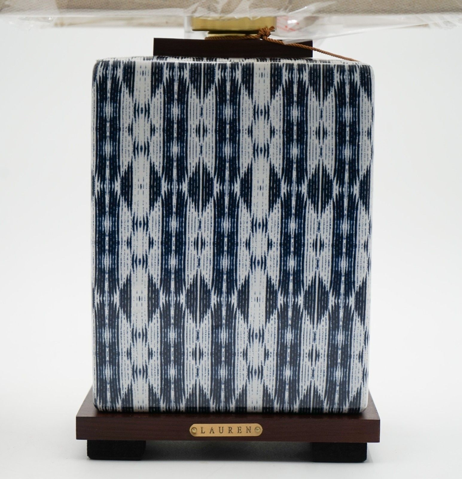 photo furniture Pair Of Ralph Lauren Ex Display Ceramic Blue Table Lamps Including Shades (1/1)