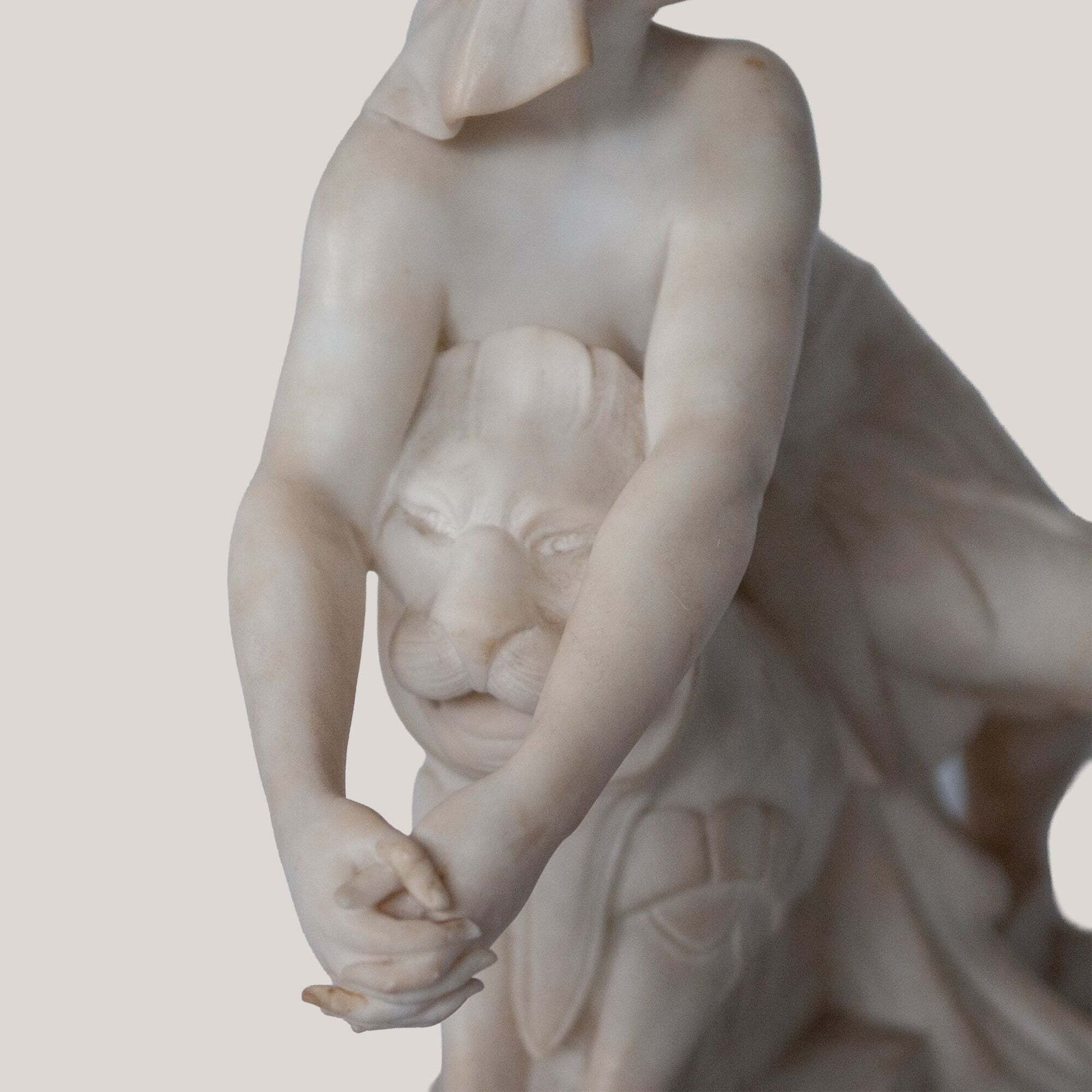 Vrouwenfiguur Op Mythisch Wezen – Gesigneerd C. Cipriani photo vintage
