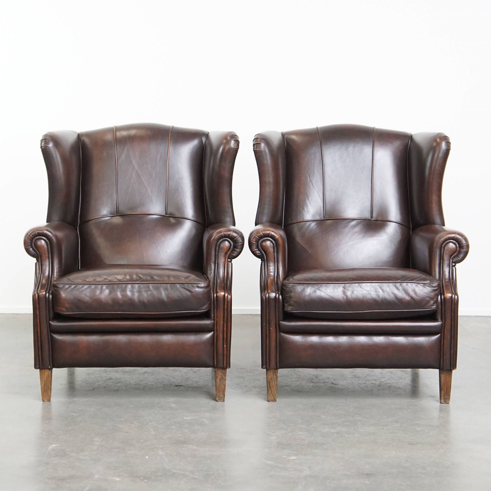 Comfortable And Very Beautiful Set Of 2 English Style Cowhide Wing Chairs With A Luxurious Finish