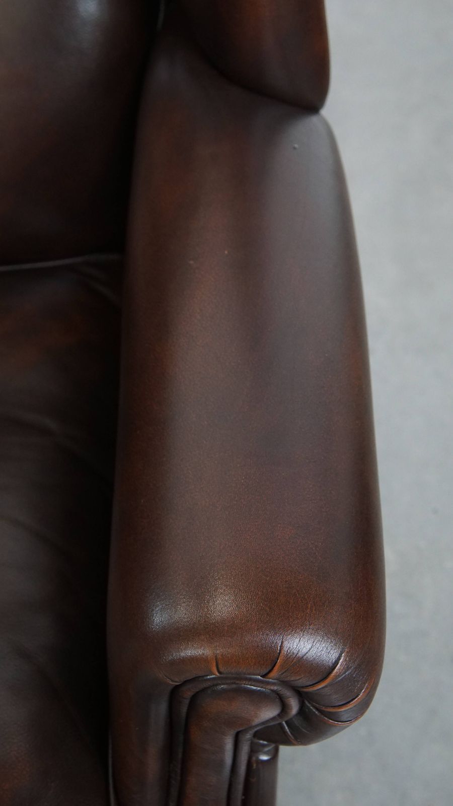 photo furniture Comfortable And Very Beautiful Set Of 2 English Style Cowhide Wing Chairs With A Luxurious Finish