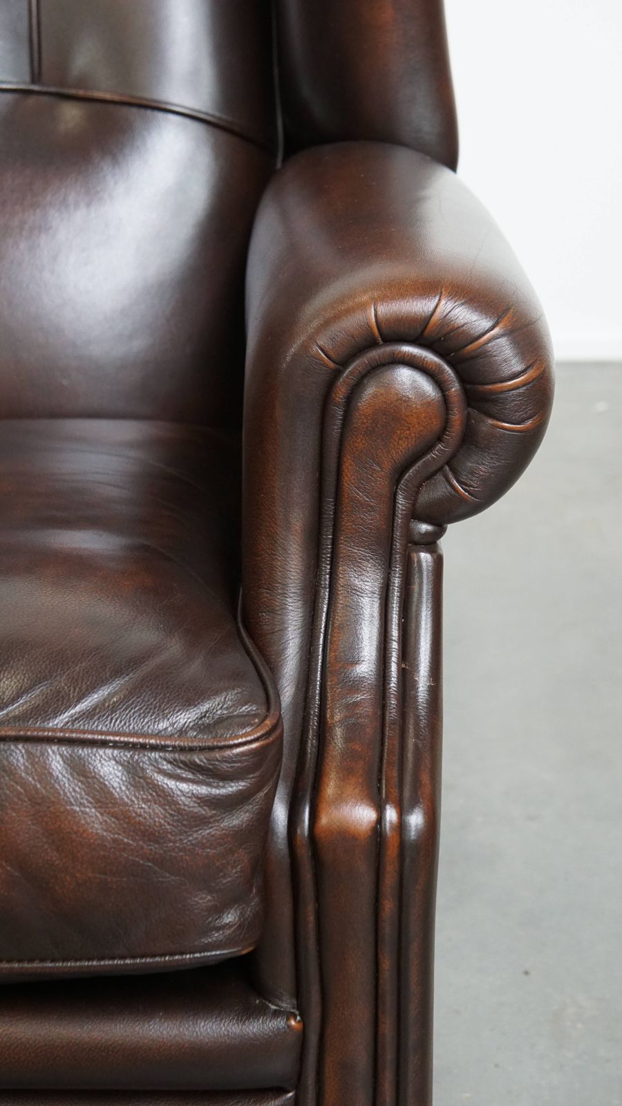 Meubels Set Van 2 Engelse Stijl Vleugelfauteuils In Koeienhuid Met Luxe Afwerking photo
