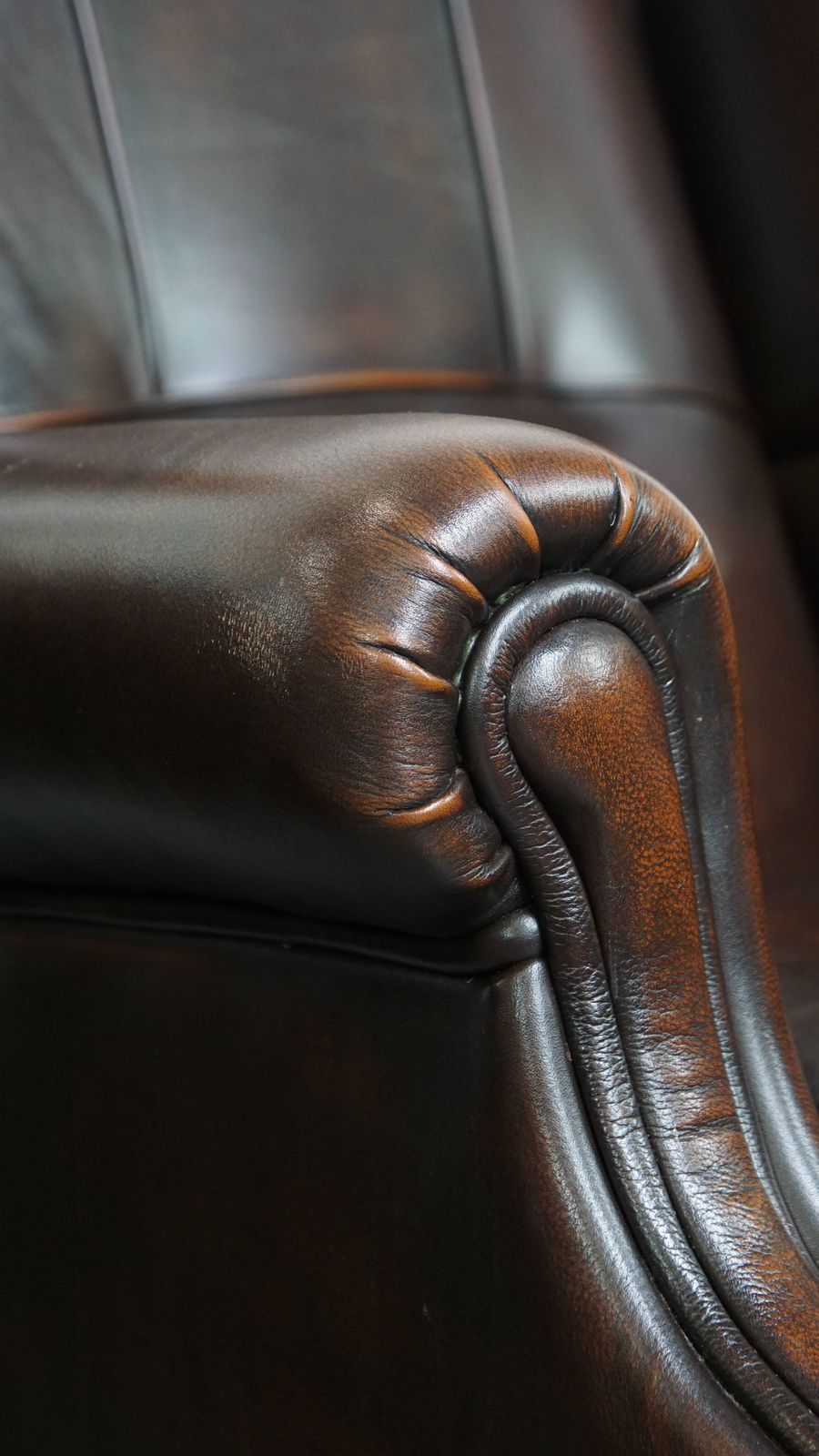 photo vinterior Comfortable And Very Beautiful Set Of 2 English Style Cowhide Wing Chairs With A Luxurious Finish