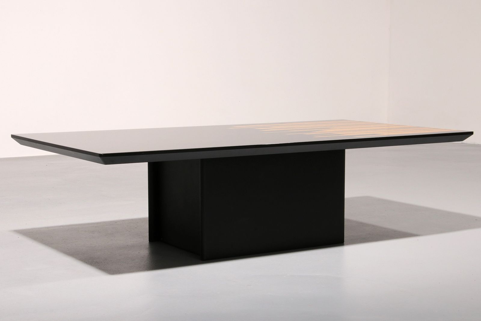 1980s Italian Coffee Table In Black And Yellow Lacquered Wood. photo vinterior