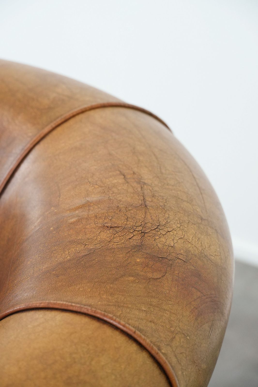 1025.0 Elegant Sheepskin Club Armchair With Beautiful Warm Colours, A Finish With Decorative Nails And Beautiful Stitching photo