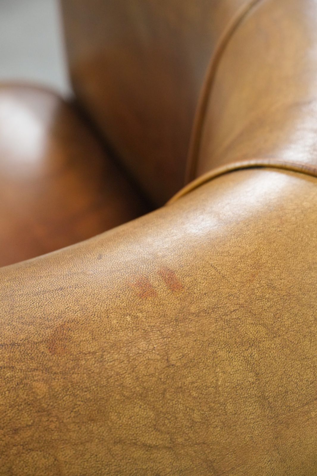 photo buy Elegante Schapenvacht Club Fauteuil Met Warme Kleuren, Siernagels En Sierlijk Stiksel