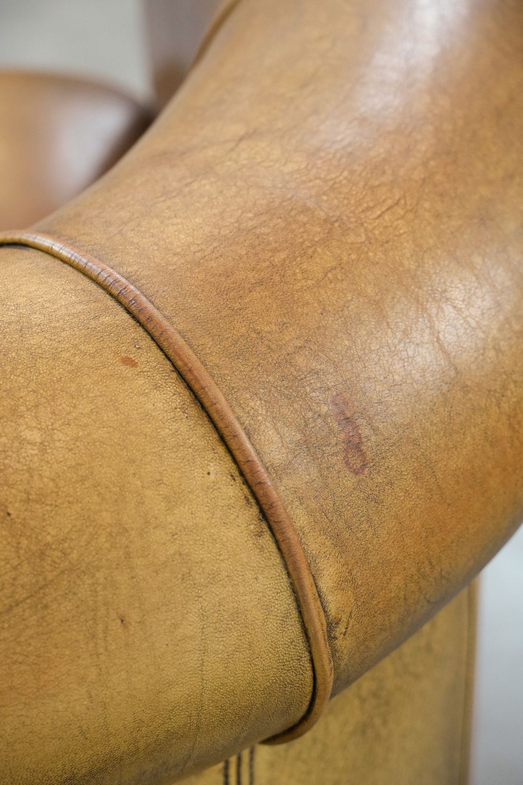 photo vintage Elegante Schapenvacht Club Fauteuil Met Warme Kleuren, Siernagels En Sierlijk Stiksel