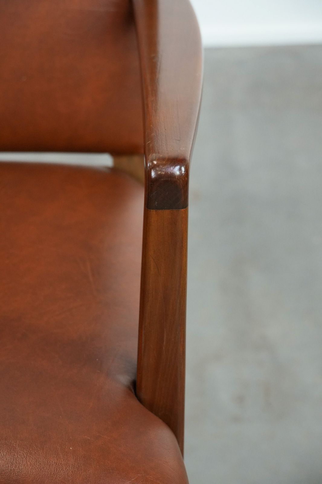 photo furniture Vintage Scandinavische Houten Stoel Met Koeienhuid Leer Uit De Jaren 1960/1970