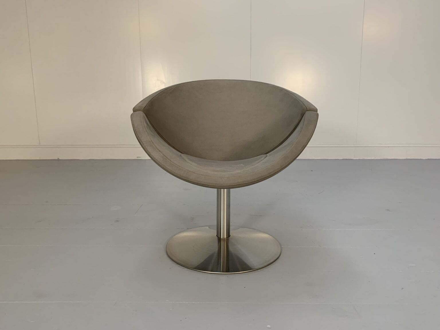Suite Of 4 “Ej 96 Apollo” Chairs In Mid Grey Alcantara photo Furniture