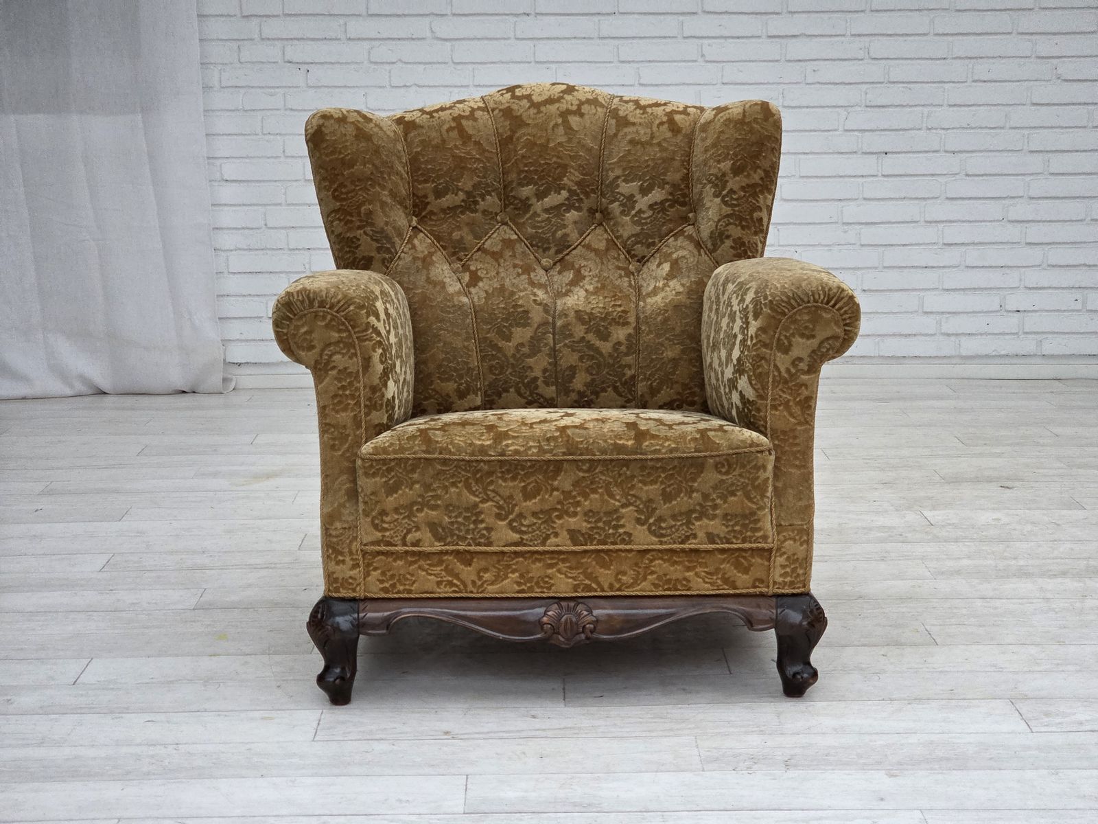 Ca. Jaren 1950, Deense Relax Fauteuil, Meubelvelours, Gesneden Eikenhout. photo furniture