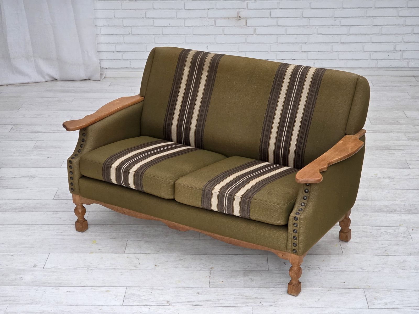 photo vintage 1970s, Danish 2 Seater Sofa, Green Furniture Wool, Oak Wood.