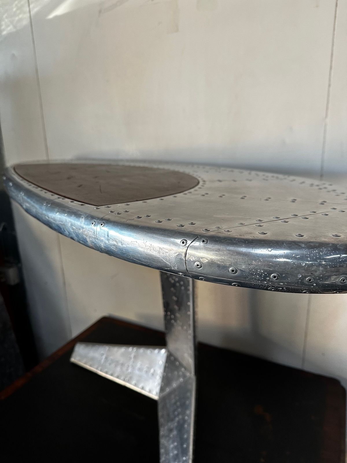 photo furniture Aviator Retro Hotel Table