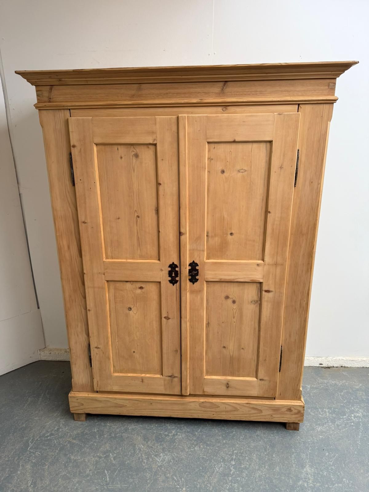 photo furniture An Amazing Georgian Pine Linen Knockdown Wardrobe To Wax/Paint