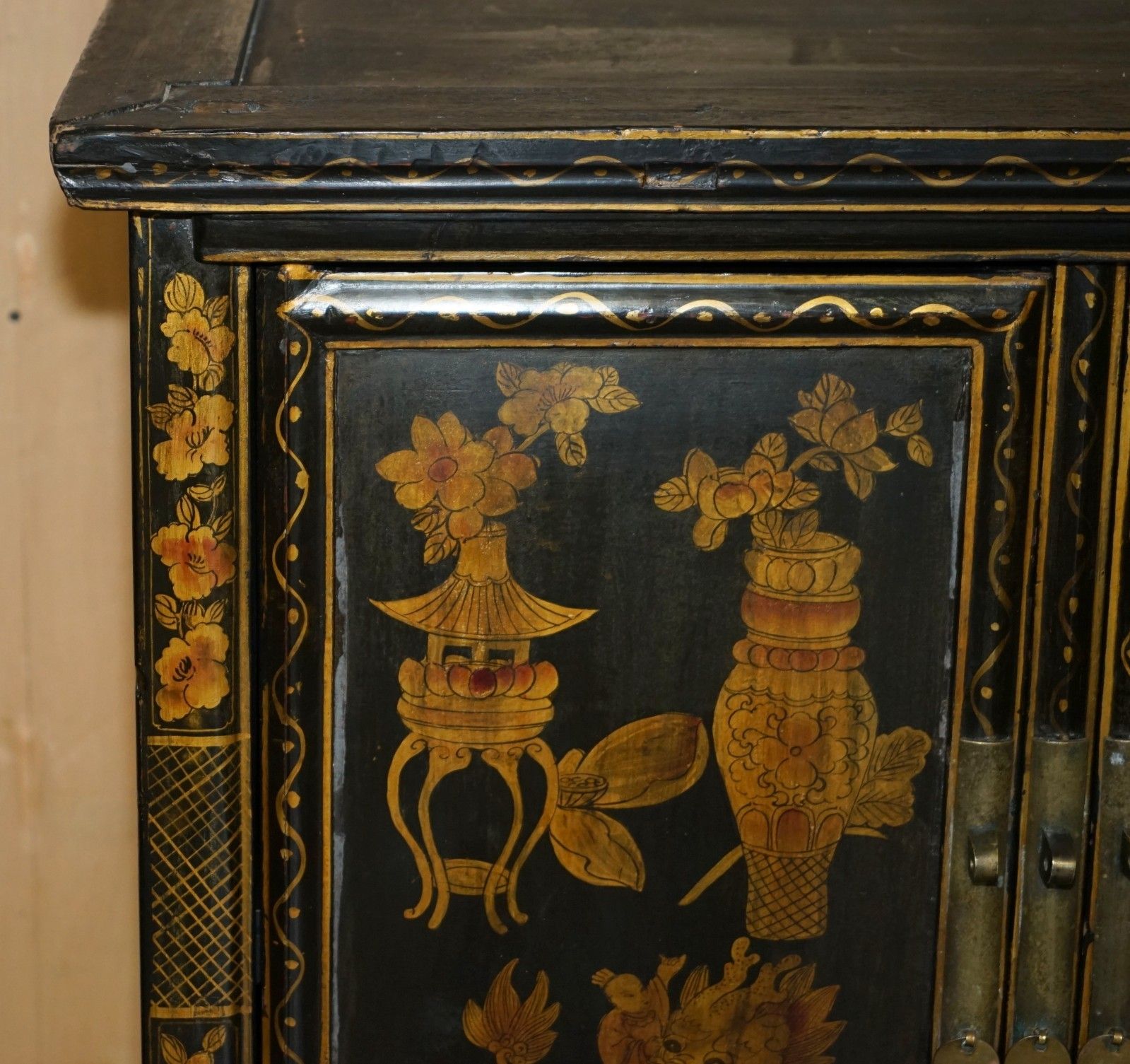 photo vintage Chinese Export Chinoiserie Circa 1920 Painted Lacquered Wedding Cabinet Wardrobe