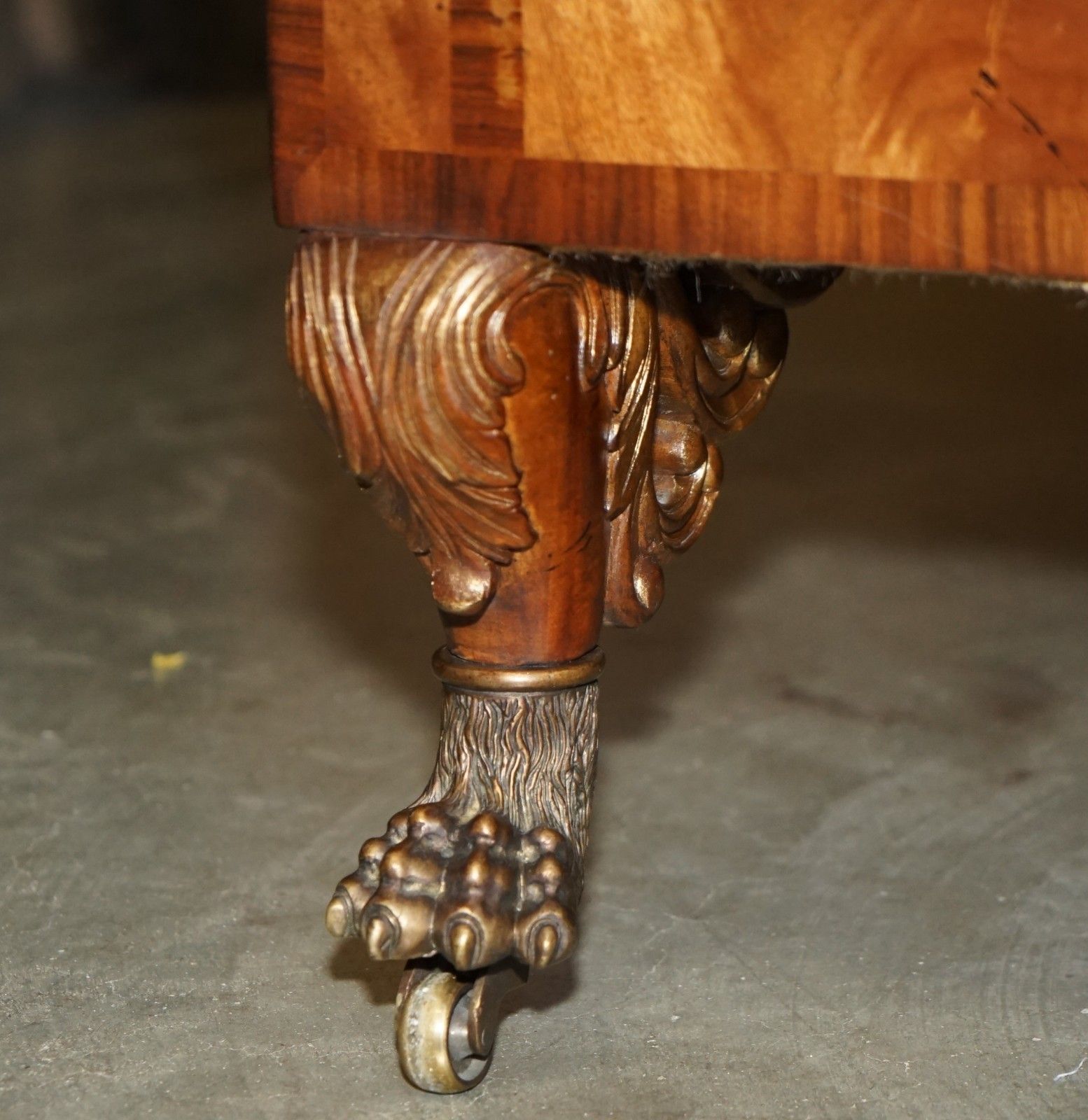 photo vintage Hand Carved Flamed Mahogany Gold Gilt Brass Lions Paw Feet Regency Chaise Lounge