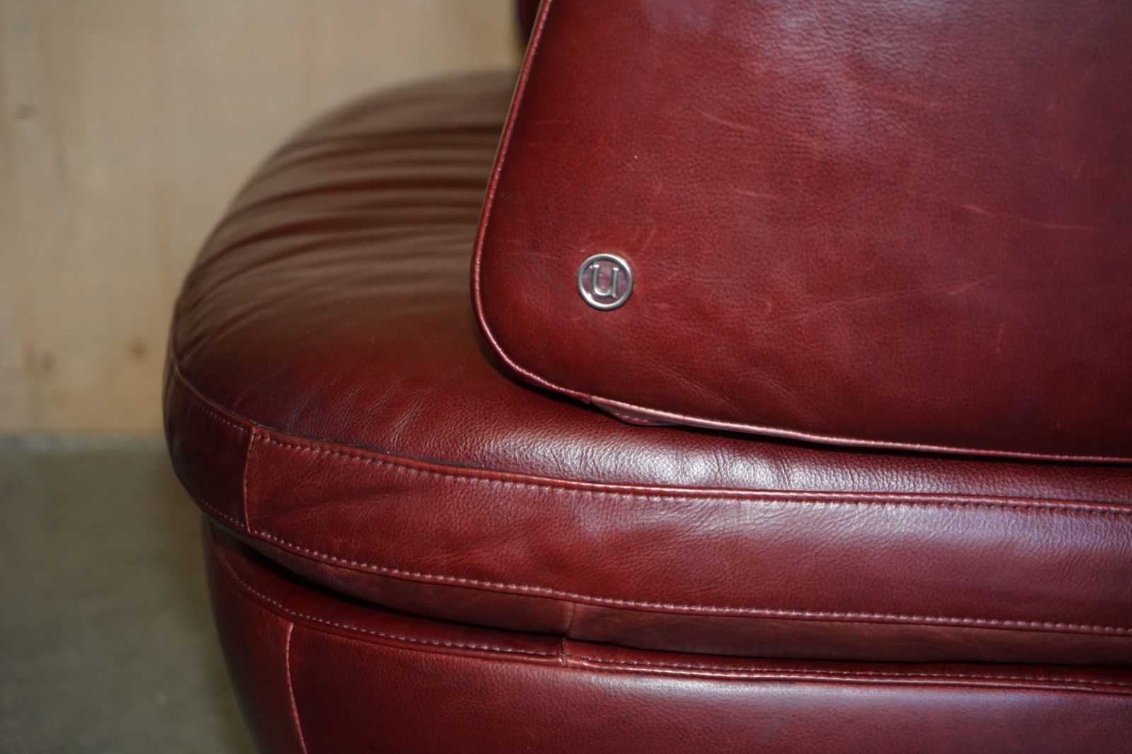 photo vintage Pair Of Exquisite Bordeaux Leather Natuzzi Swivel Armchairs With Lumbar Cushions