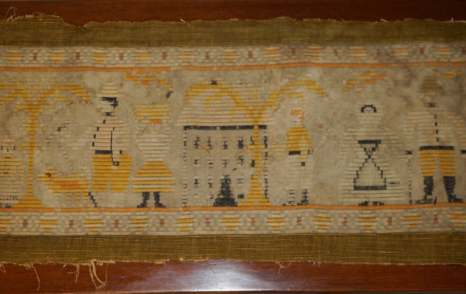 photo furniture Antique 19th Century North American Colonial Tapestry With Vibrant Colours