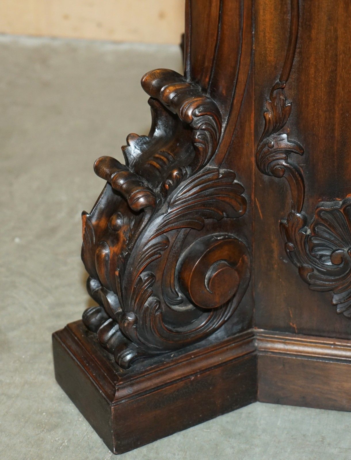 photo furniture Super Decorative Antique Flamed Mahogany Heavily Carved Display Pedestal