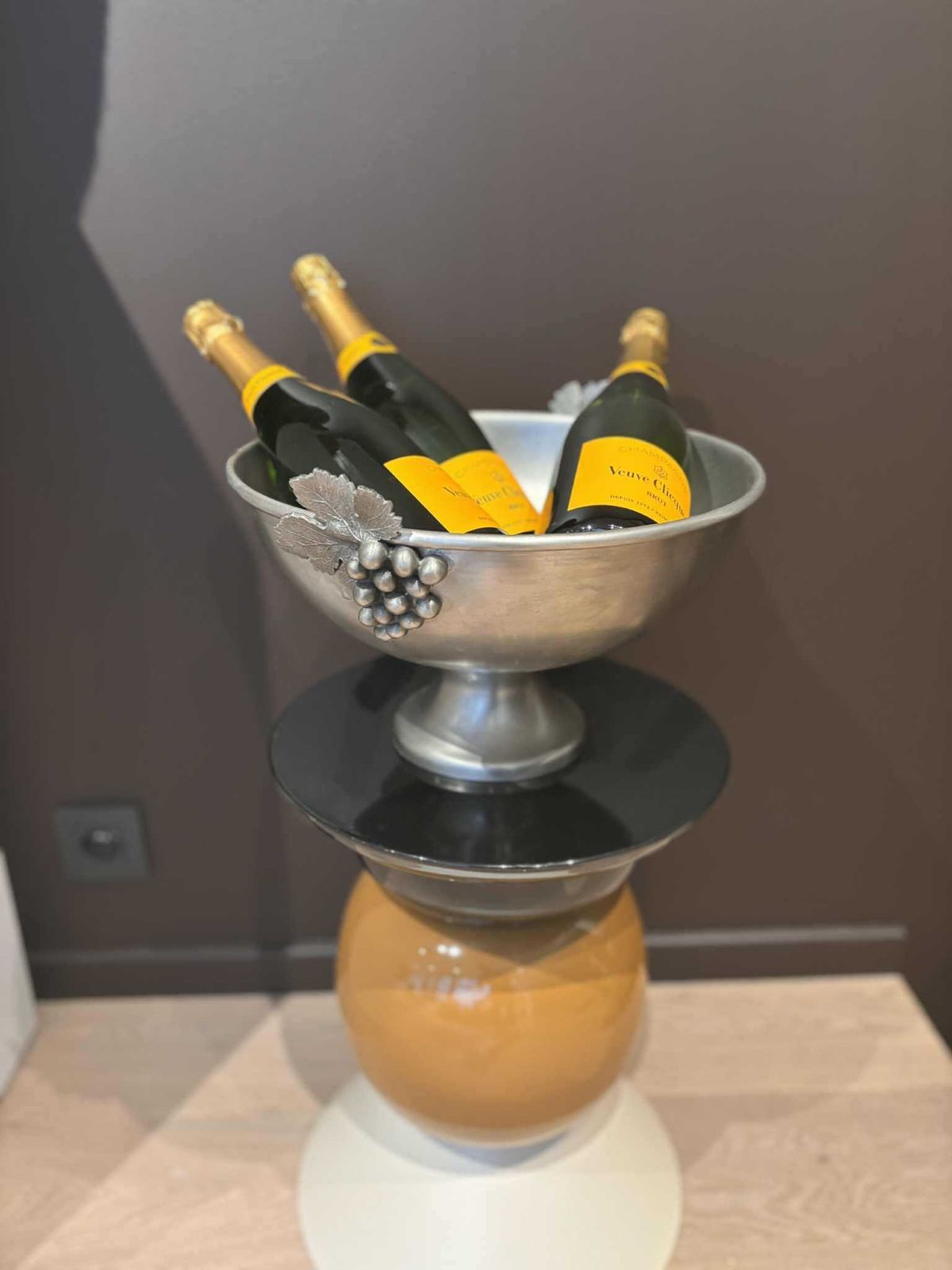 Tinnen Champagnekoeler Met Druivenmotief – Vintage Frans – Bardecoratie photo for sale